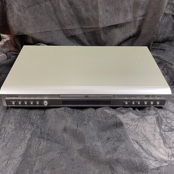 Toshiba SD-4900U 192kHz 24bit Audio DAC Dolby Digital DVD Video Player - Picture 1 of 7